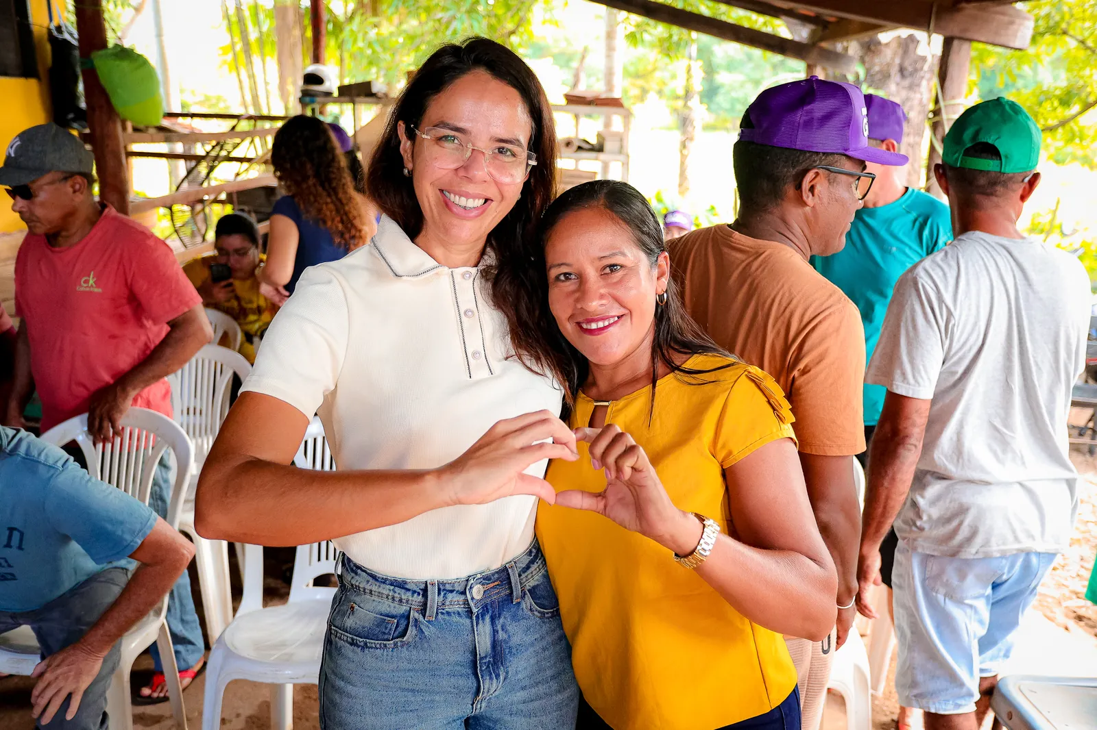 Dra. Gisele com apoiadora fazendo coração com as mãos